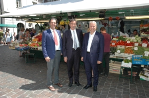 Sopralluogo al mercato di piazza Erbe: da sinistra, il fiduciario dell'Unione Rizzolli, l'assessore Widmann e il vicesindaco Ladinser