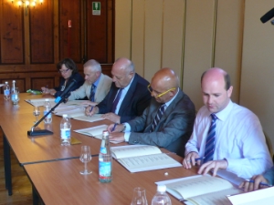 Il presidente Durnwalder e l'assessore provinciale trentino Mellarini (al centro) firmano l'intesa (Foto Provincia Trento)
