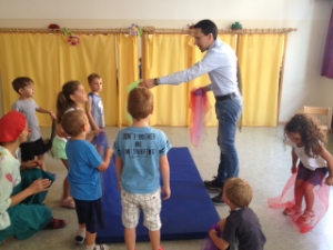 L'assessore Tommasini nel corso della visita alla Scuola dell’infanzia "Airone" di Bolzano