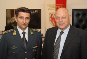 Il comandate uscente della Guardia di Finanza, colonnello Giovanni Avitabile, ed il presidente della Provincia Luis Durnwalder