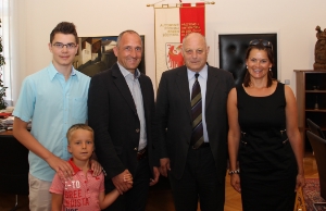 Il presidente Durnwalder con il capo del governo del Liechtenstein, Adrian Hasler, la moglie  Gudrun ed i figli Pascal e Luis