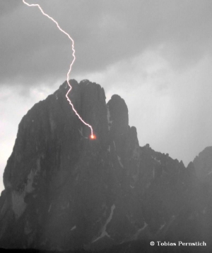Fulmine sul Sasso Lungo: la foto di un lettore è attualmente la più cliccata dalla pagine Facebook del Servizio Meteo provinciale (Copyright: Tobias Pernstich)