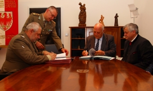 Il presidente Durnwalder e il generale Palladini firmano i nuovi accordi sull'uso dei poligoni militari, presente l'assessore all'ambiente Mussner