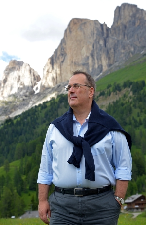 L'assessore Pichler davanti al Catinaccio (Foto Pertl)
