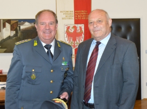 Il presidente della Provincia Luis Durnwalder riceve nuovo comandante Guardia di Finanza Giulio  Piller. Foto: USP/Arno Pertl