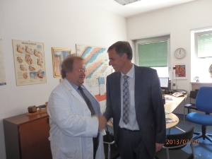L'ass. Theiner saluta il primario Osele, in pensione dal 1° agosto