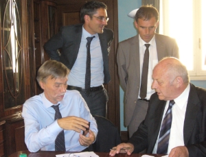 Il ministro Delrio e il presidente Durnwalder durante il vertice a Roma, in piedi il presidente del Consorzio dei Comuni Arno Kompatscher e il vicepresidente della Provincia Theiner