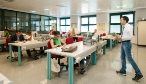 L'assessore Tommasini durante il Colloquio con i media nell'aula dell'ITI Galilei