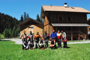 Presso la Scuola forestale Latemar otto profughi di guerra hanno imparato l'utilizzo del decespugliatore. (Foto: USP/Scuola forestale Latemar)