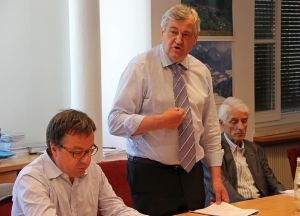 L'assessore Florian Mussner tra il sindaco Albert Palfrader e il presidente della RAS Rudi Gamper