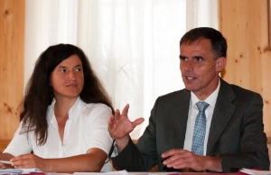 Assistenza sul territorio, prestazioni di qualità: l'assessore Richard Theiner e la direttrice della Ripartizione sanità Irmgard Prader
