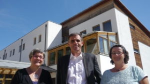 L'assessore Theiner nel corso della visita alla casa di riposo di Malles con la presidente Brigitte Höller (sx) e la direttrice Roswitha Rinner (dx.)