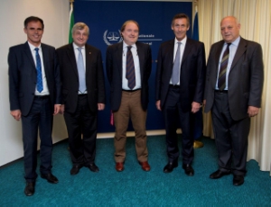 Visita all'Aja: da sinistra, gli assessori Theiner e Mussner, il vicepresidente della Corte penale internazionale Tarfusser, l'assessore Widmann e il presidente Durnwalder (Foto: ICC)