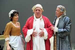 Un'immagine della rappresentazione teatrale "La brocca rotta" con gli attori Milani, Bonacelli e Simoni