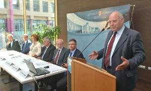 Il presidente Durnwalder nel corso del suo intervento alla cerimonia di inaugurazione del nuovo Istituto per la formazione alberghiera di Brunico