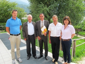 L'assessore Theiner nel corso della visita alla struttura assistenziale di Bressanone