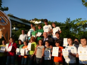 I giovani con i loro diplomi e Presidente Durnwalder