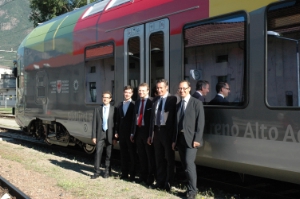 In posa di fronte ai nuovi treni Flirt: Maurizio Chiusa (SAD), Michael Prader (STA), Christoph Perathoner (SAD), Thomas Widmann e Roger Hopfinger (Trenitalia)