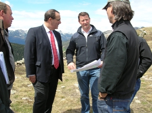 Sotto tutela le torbiere sull'Alpe di Villandro (da sx): il vicesindaco di Villandro Johann Rabensteiner, l'assessore Elmar Pichler Rolle, il sindaco Walter Baumgartner e Peter Kasal, direttore dell'ufficio ecologia del paesaggio