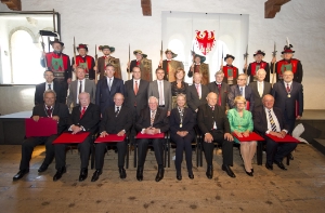 Foto di gruppo: gli 11 premiati con il Grande Ordine di merito e la Giunta provinciale al completo