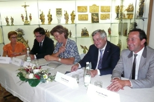 Presentato progetto per nuova sede distaccata per il Museum Gherdëina (da sx): sindaco Moroder, gli assessori Mussner e Kasslatter Mur, il presidente ela direttrice del museo Wolfgang Moroder ePaulina Moroder. (FOTO: USP/as)