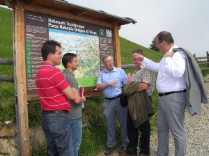 Sopralluogo dell'ass.Pichler Rolle a Parcines (a dx) con (da sx) il sindaco Gögele, il presidente della "Texelbahn" Weiss,  il presidente del Parco naturale Gruppo di TessaSchönweger, ed il vicesindaco Forcher.