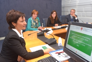 La funzionaria del Settore Controlling provinciale, Michela Zambiasi, con la consigliera regionale, Martha Stocker, la consigliera di parità, Simone Wasserer, e l'assessore Roberto Bizzo