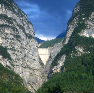 Veduta sulla diga del Vajont da Longarone