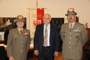 Il presidente della Provincia, Luis Durnwalder, ha ricevuto il vice comandante della truppe alpine, Federico Bonato (dx.), ed il comandante, Alberto Primicerj (sin.)