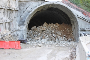 La nuova galleria della strada di Fié dopo l'abbattimento dell'ultimo diaframma (Foto: USP/Dip.lavori pubblici-Bruno Ferdigg)