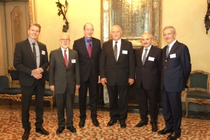 Da sinistra il direttore BLS Ulrich Stofner, i funzionari tedeschi Norbert Pudzich e Jan Eder, il presidente Durnwalder, Erwin Rauhe della Camera di commercio italotedesca e il presidente della Camera di commercio Michl Ebner