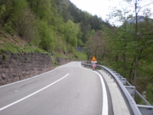 In località Villnod a Novale di Laion la strada statale della Val Gardena sarà rettificata e allargata (FOTO:USP/Servizio Strade Centro-Sud)