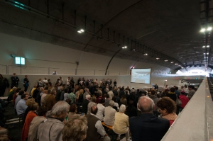 Il portale sud del nuovo tunnel San Daniele con i partecipanti alla cerimonia