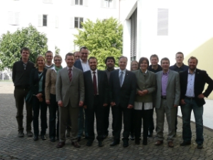 Progetto RiMaComm per management rischi ambientali: continueranno ricerca e collaborazione. Hanspeter Staffler (dir. Rip.Protezione Civile- 5° da sx) assieme ai partner di progetto alla manifestazione finale a Bolzano