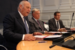 Due importanti intese siglate a Bolzano: da sinistra, Luis Durnwalder, Vladimir Jakunin e il sindaco meranese Günther Januth (Foto: SerCom/mb)