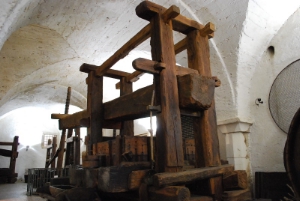 Un torchio esposto al Museo del vino di Caldaro
