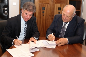 Il presidente dela Provincia Durnwalder e il presidente della LUB Bergmeister firmano il patto di stabilità 2013 (Foto SerCom/mb)