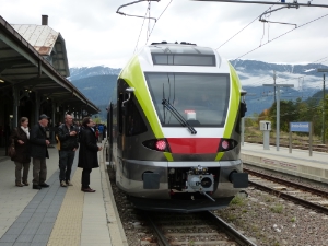In numerosi hanno partecipato all'inaugurazione della nuova fermata dei treni a Brunico Nord (Foto: Dipartimento Mobilità)