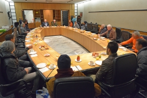 Un gruppo di persone senza fissa dimora ha fatto colazione con il presidente Durnwalder nella sala di Giunta