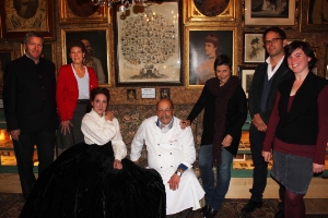 A cena da ”Onkel Taa“ (da sinistra a destra): Florian Ellmenreich (Belvita Hotel Adria), Astrid Kellner (Regio Augsburg Tourismus GmbH), Sabine Rossegger (interprete di Sissi), Karl Platino (Onkel Taa), Heike Platter