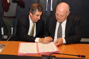 Durnwalder e Spagnolli firmano la convenzione patrimoniale fra Provincia e Comune. Foto: SerCom/mb.