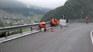 Il Servizio strade al lavoro per installare le barriere di protezione sotto il guardrail