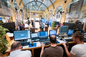 Media al lavoro: ore e ore di diretta dal Centro stampa di Palazzo Widmann per Radio e TV