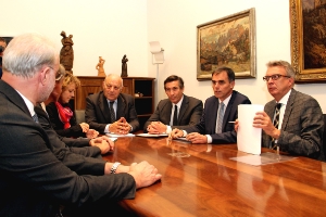 Il presidente Durnwalder, gli assessori Bizzo, Theiner e Widmann, i responsabili della Hoppe e il sindaco Pamer. Foto: SerCom/ohn.