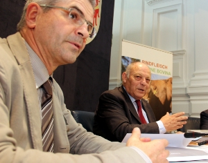 Il presidente Luis Durnwalder ha presentato i risultati del progetto Interreg con il direttore di Ripartizione Stefan Walder. Foto: SerCom/ohn.