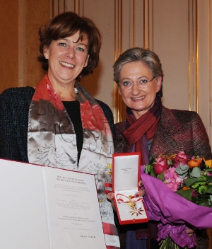 L'assessore Sabina Kasslatter Mur riceve l'onorificienza austriaca dal Ministro Claudia Schmied