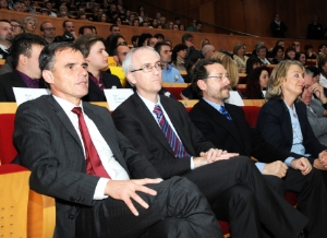 L'assessore Theiner (a sx) durante la ceremonia all'Auditorium di via Dante. Foto: USP.