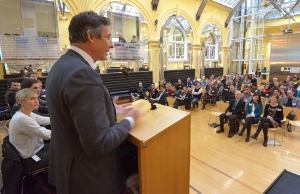 L'assessore provinciale alla mobilità Thomas Widmann ha aperto i lavori del convegno transfrontaliero "Prossima tappa il futuro: idee per una mobilità più sostenibile nei comuni" a Palazzo Widmann BZ (Foto: USP/A.Pertl)