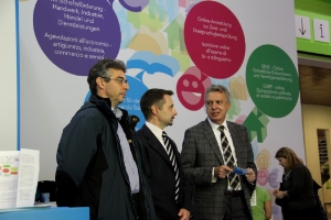 Novità e informazioni sulla Carta Servizi alla Fiera d'Autunno: Alfredo Iellici (Informatica Alto Adige), Michele Tais (Ripartizione Informatica) e l'assessore Roberto Bizzo
