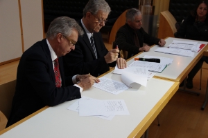 L'assessore Roberto Bizzo firma l'accordo sul patto generazionale